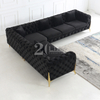 traditionelles goldenes Ecksofa im Wohnzimmer