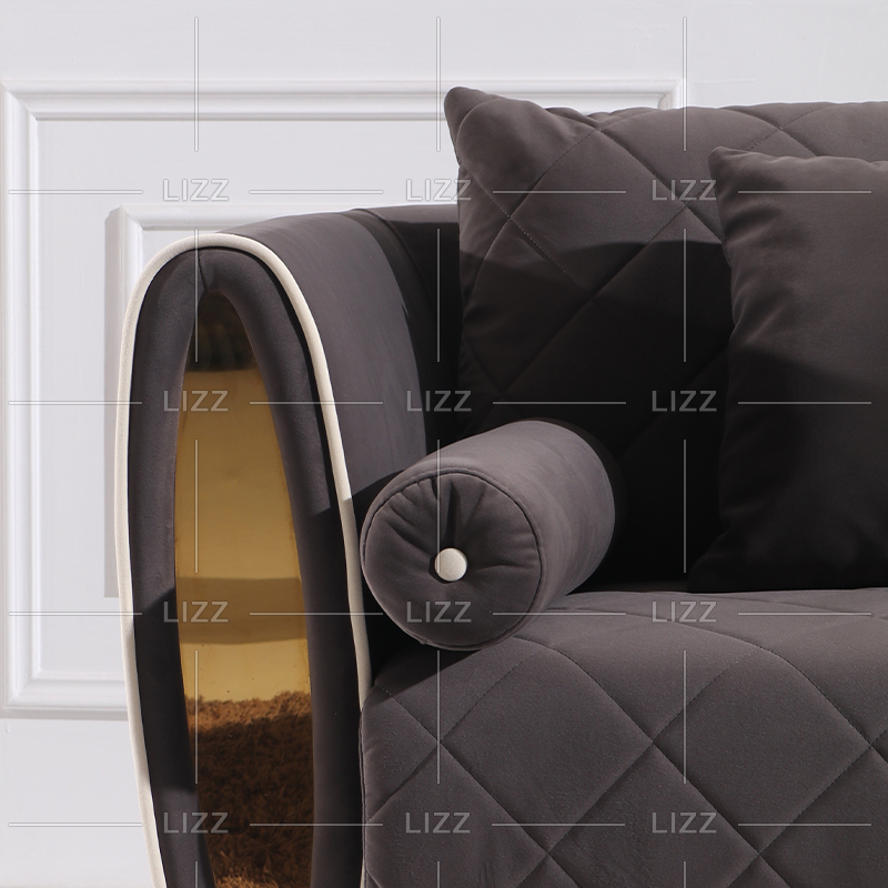 Amerikanisches kleines graues Wohnzimmersofa mit Metallbeinen